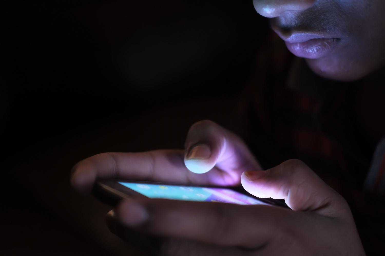 Smartphone encendido en un ambiente oscuro, ideal para representar el ajuste de brillo y el modo no molestar.