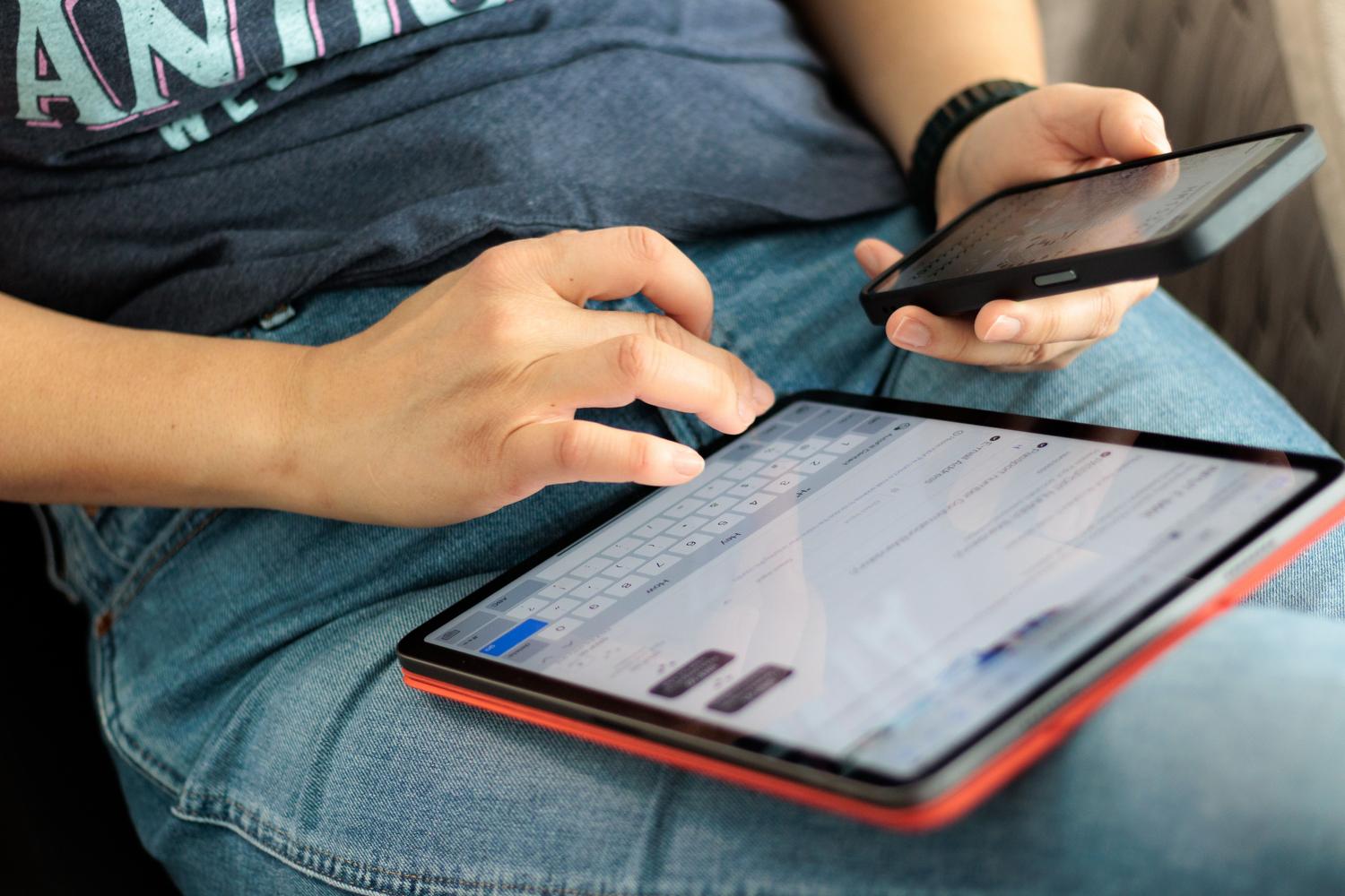 Uso simultáneo de smartphone, tablet y smartwatch, representando la conectividad inalámbrica y el ecosistema digital.